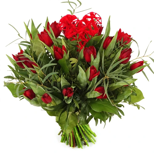 Boeket rode tulpen met een rood hart