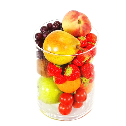 Glazen vaas gevuld met vers fruit