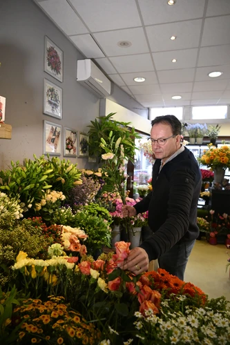 Bloembinder Thobias maakt een boeket van BoeketCadeau