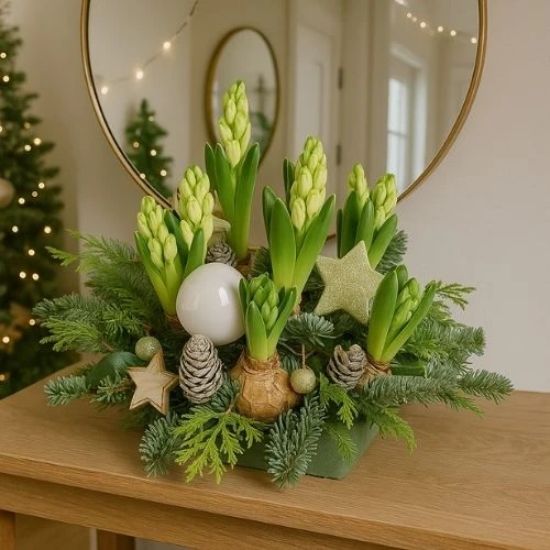 Kerststuk ca. Ø 23cm met witte hyacinten